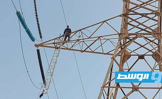 «الكهرباء»: صيانة خط نقل الطاقة درنة - البيضاء