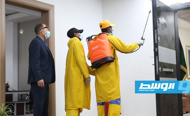 تعقيم مبنى رئاسة الوزراء في طرابلس لوقاية الموظفين من وباء «كورونا»