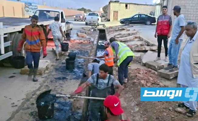بلدية بنغازي: شركات خاصة تساعد في رفع آثار السيول بالفرع البلدي بنينا