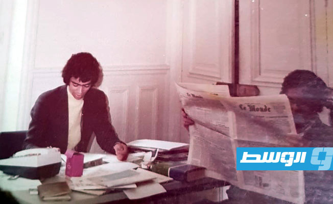 بشير زعبيه خلال عمله محررا بمكتب وكالة الأنباء الليبية في باريس العام 1977م، بالمكتب الكائن بشارع الأوبيرا، وكان مدير المكتب آنذاك، الصحفي التونسي، عبدالعزيز بالروحي. (صفحة بشير زعبيه)