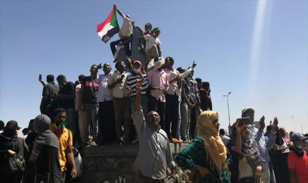 مسيرات المتظاهرين تصل مقر وزارة الدفاع السودانية
