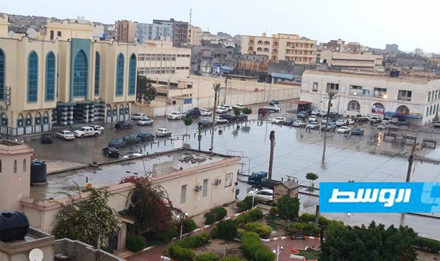 بالصور... الأمطار الغزيرة تغلق شوارع مدينة طبرق