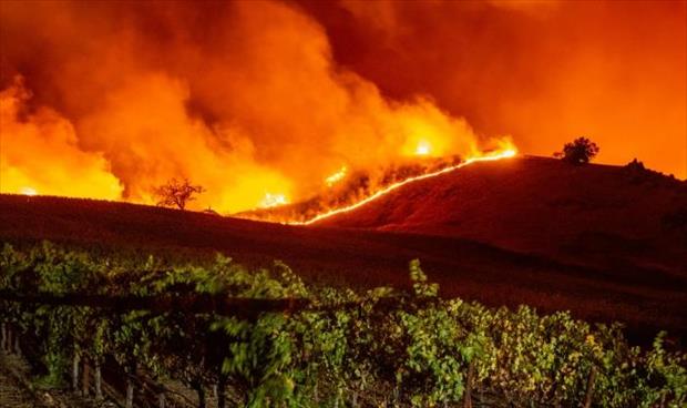 بالفيديو: تدمير منازل وقطع كهرباء وإجلاء الآلاف بسبب حرائق كاليفورنيا