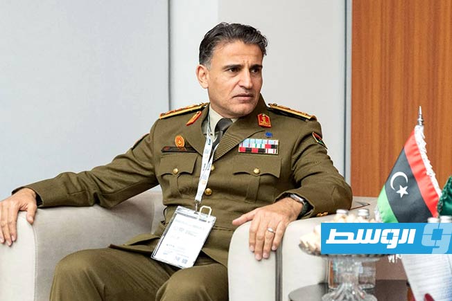 Al-Namroush and Al Ruwaili discuss developing military cooperation between Libya and Saudi Arabia