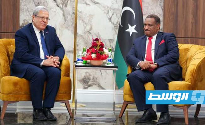 وكيل وزارة الخارجية امحمد زيدان يسقبل وزير خارجية تونس عثمان الجرندي بعد وصوله لحضور المؤتمر، (الحكومة)