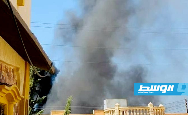 لقطة مثبتة من تسجيل مصور لسحب الدخان تتصاعد بعد قصف مواقع بمدينة الزاوية، 27 مايو 2023. (لقطة مثبتة)