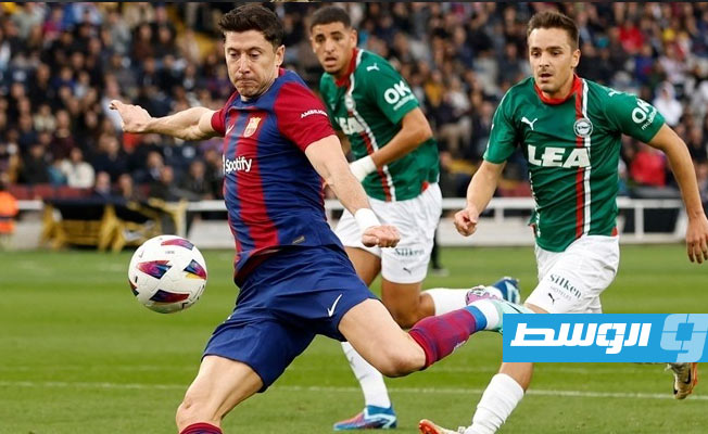 ليفاندوفسكي ينقذ برشلونة من الخسارة أمام ألافيس بالدوري الإسباني