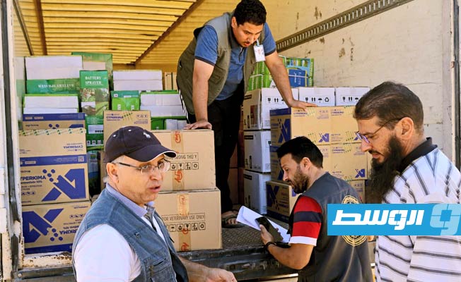 تسليم شحنة معدات ومبيدات رش وتعقيم لمديرية الإصحاح البيئي في البيضاء. (وزارة الحكم المحلي)