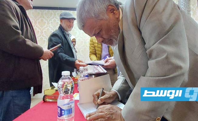 الكاتب أبوزيد أبوزيد أثناء حفل التوقيع (تصوير: مهند سليمان)