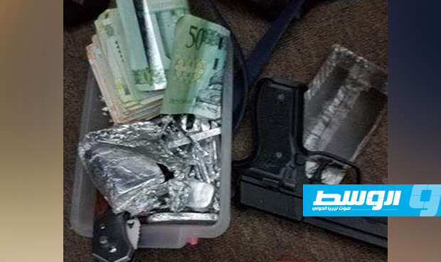 البحث الجنائي في طبرق يلقي القبض على مروج مخدرات وخمور بالمدينة