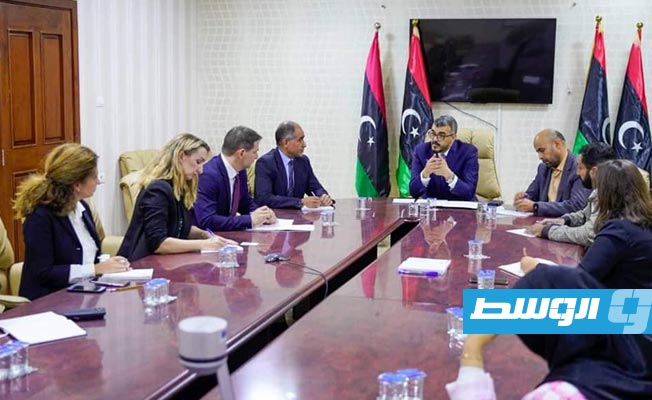 جانب من لقاء وزير الحكم المحلي بحكومة الوحدة الوطنية مع وفد بعثة الاتحاد الأوروبي لدى ليبيا. (صفحة الحكومة على فيسبوك)