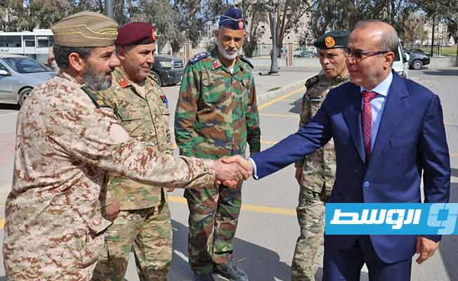 استقبال اللافي من قبل الضباط الليبيين المكلفين بالعمل في غرفة العمليات الليبية - التركية المشتركة بقاعدة معيتيقة، الخميس 7 أبريل 2022. (المجلس الرئاسي)