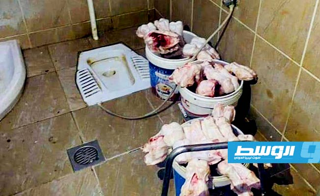 اللحوم المضبوطة داخل حمام محل قصاب في سرت. (الإنترنت)