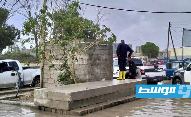 جانب من عمليات تصريف مياه الأمطار في تاجوراء. (وزارة الداخلية بحكومة الدبيبة)
