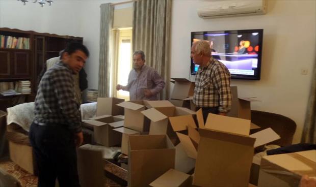 بالصور: الأديب يوسف الشريف يهدي جامعة بنغازي مكتبته الخاصة