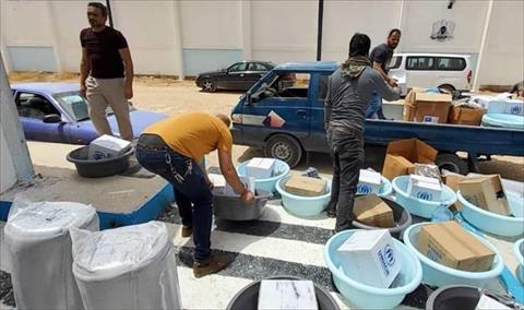 مفوضية اللاجئين: توزيع مساعدات على 71 مهاجرا في مركزي إيواء قنفودة وأجدابيا