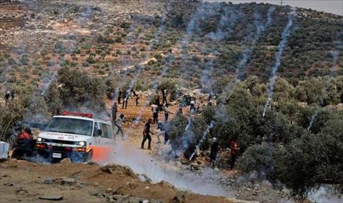 إصابة نحو 150 فلسطينيا في صدامات مع جيش الاحتلال في الضفة الغربية