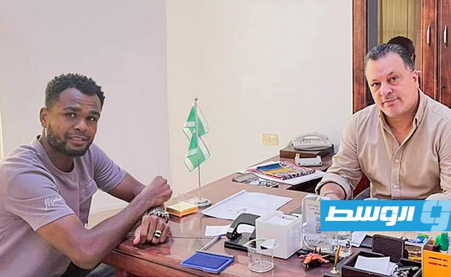 لاعبو «الأهلي طرابلس» يوقعون على الاتفاق المالي. (المركز الإعلامي)
