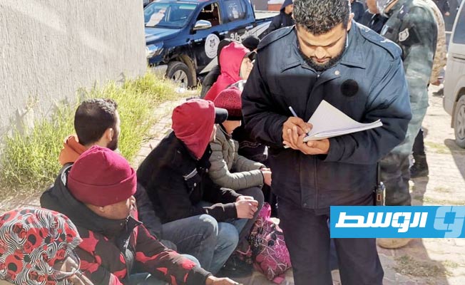 المهاجرين الذين جرى ضبطهم على متن قارب قبالة ميناء مليتة غرب ليبيا صباح الجمعة 21 يناير 2022. (وزارة الداخلية)