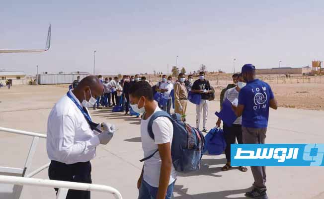 ترحيل 140 مهاجرا مصريا عبر مطار معيتيقة إلى الإسكندرية