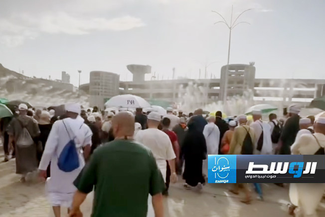 رحلة حجاج ليبيين من المخيم إلى رمي الجمرات بمنى تحت زخات المطر (لقطة مثبتة من فيديو: هيئة شون الحج الليبية)