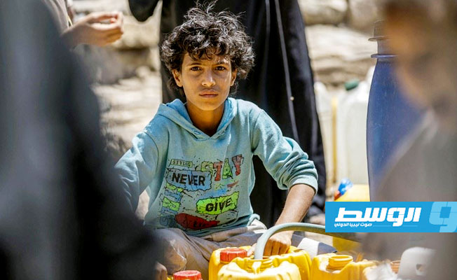 أطفال اليمن يخوضون «سباق المياه».. طوابير العطش تسبق الذهاب إلى المدرسة
