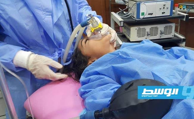 الطفلة أثناء إجراء العملية الجراحية لإخراج العملية المعدنية. (مستشفى الشهيد إمحمد المقريف المركزي التعليمي أجدابيا)