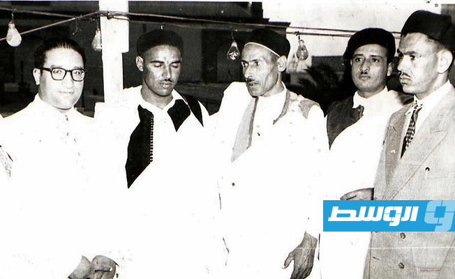 الشيخ مصباح رقر من اليمين وعدد من شيوخ القبائب وعلى يسار الصور النائب محمد على حنيش