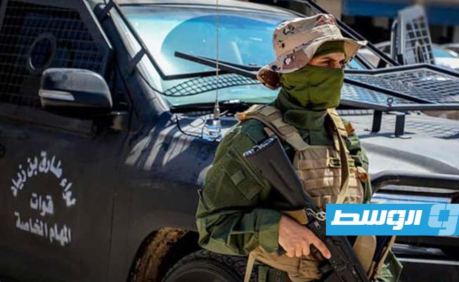أحد عناصر فرقة المهام الخاصة بـ«لواء طارق بن زياد» التابع للقيادة العامة. (شعبة الإعلام الحربي)