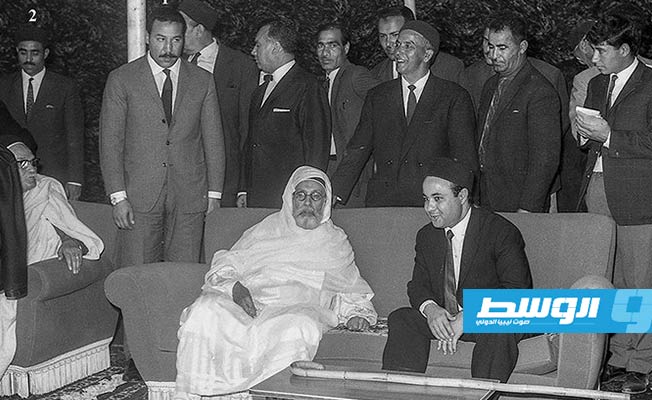 الملك المعظمخ و رئيس الوزراء عبد الحميد البكوش وعبد العزيز الشلحي خلف الملك