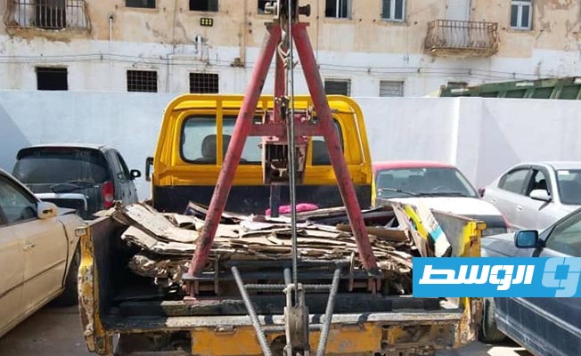 ضبط تشكيل عصابي يسرق السيارات في بنغازي باستخدام رافعة