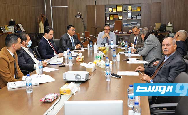 علي الحبري مع خبراء ومسؤولين لمناقشة جدول المرتبات الموحد, 23 فبراير 2022. (مصرف ليبيا المركزي في البيضاء)