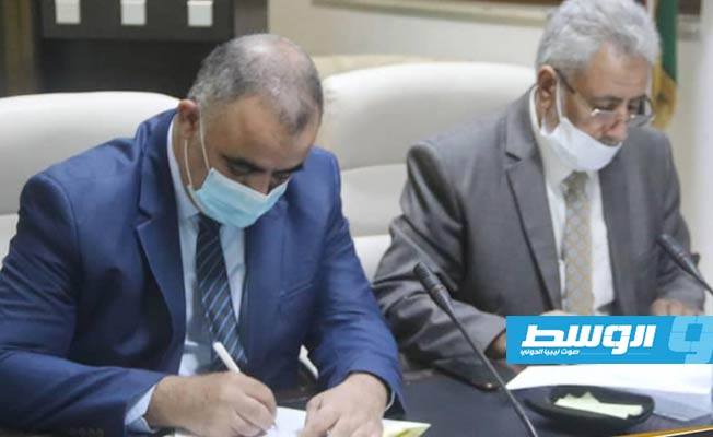 وزارتا المالية والعمل بـ«الوفاق» تتفقان على وضع معايير لتنظيم الإفراجات عن مرتبات موظفي الدولة