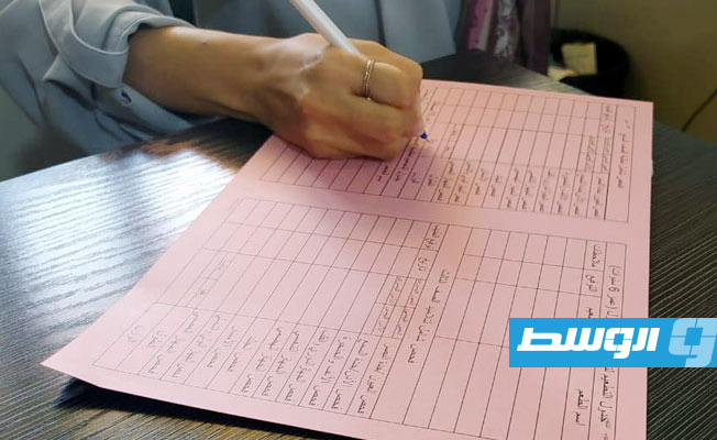العاملون في إدارة الخدمات الصحية مصراتة خلال تسجيلهم بيانات الأطفال، 3 يوليو 2023، (بوابة الوسط)