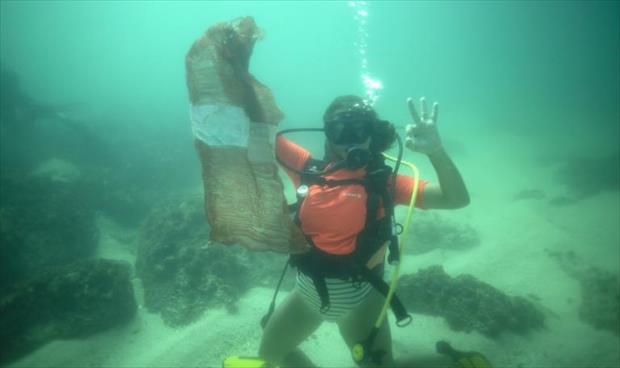 غواصون يطاردون أكياس البلاستيك في عمق الأطلسي