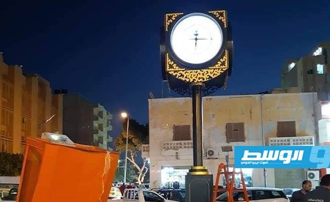 «أجوكو» تهدي بلدية طبرق ساعة ميدانية