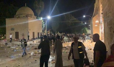 نحو 55 جريحا في صدامات بين المصلين وقوات الاحتلال داخل المسجد الأقصى