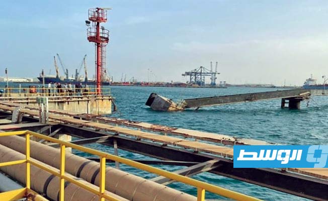مشهد لتوابع اصطدام ناقلة نفط برصيف شركة البريقة في ميناء مصراتة. (وزارة المواصلات)