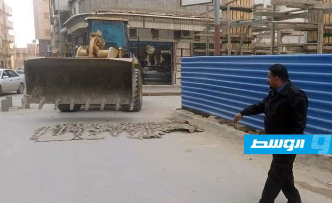 جهاز الحرس البلدي يزيل المطبات الإسمنتية من شوارع طبرق