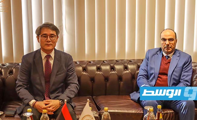 جانب من لقاء رئيس المجلس التسييري لبلدية بنغازي مع ممثلي شركة «داوو» الكورية، الأربعاء 21 ديسمبر 2022 (بلدية بنغازي)