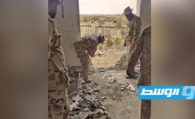 انتشال قنبلة الطيران من مبنى شركة الاستثمارات الخارجية في الهيرة. (رئاسة الأركان العامة في طرابلس)