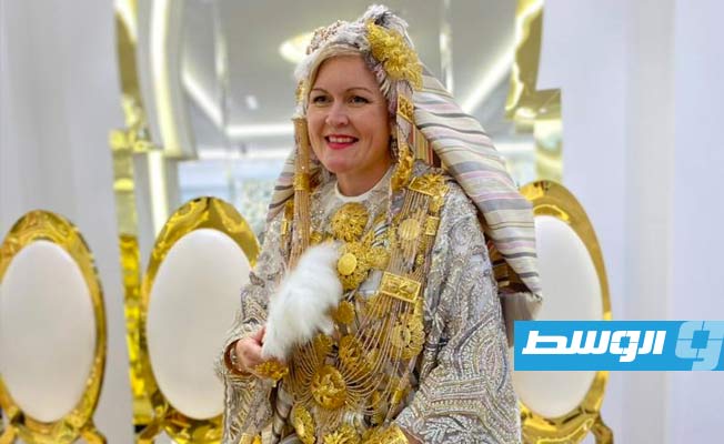 السفيرة البريطانية ترتدي الزي التقليدي الليبي: ملابس فاخرة وجميلة