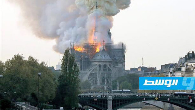 اندلاع حريق في كاتدرائية نوتردام في باريس (فيديو)