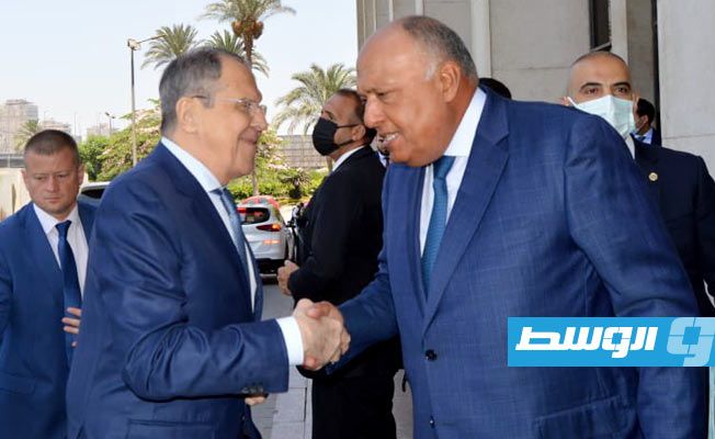 وزير الخارجية الروسي يصل القاهرة ويلتقي نظيره المصري (فيديو)