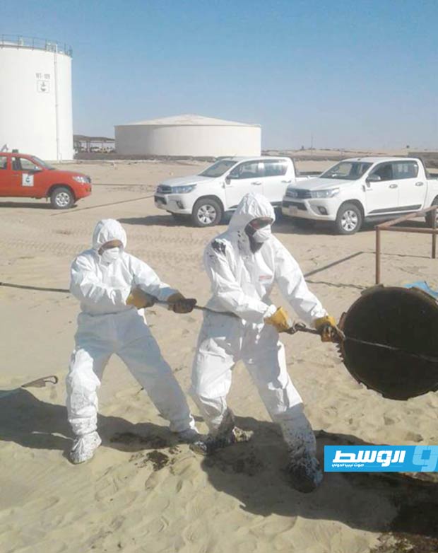 عاملان يشاركان في عملية التنظيف بالخط الرئيسي لمحطة حقل النافورة (شركة الخليج العربي للنفط)