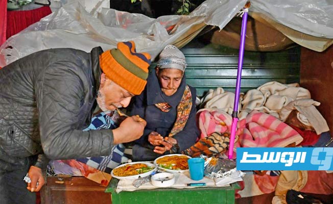 «مطعم الحب».. مبادرة لتوفير الطعام لمشردي تونس في ظل الأزمة الاقتصادية