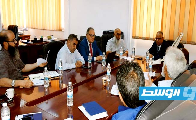 مسؤولون من مؤسسة النفط وشركة سرت لإنتاج النفط والغاز خلال اجتماع مناقشة تشغيل المجمع الصناعي في مرسى البريقة. (شركة سرت)