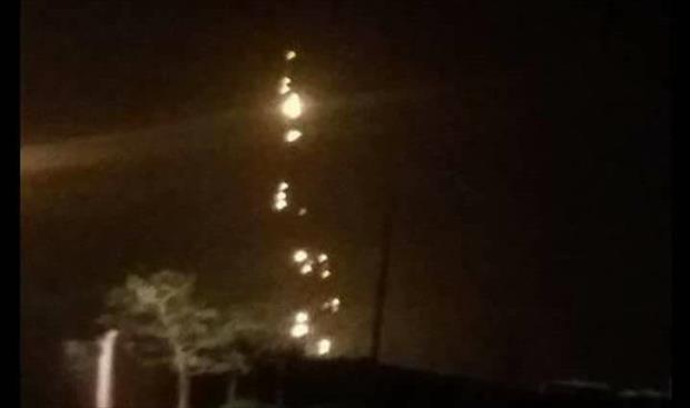 مصدر محلي: طيران حربي يلقي قنابل ضوئية على مطار سبها العسكري