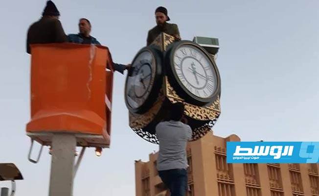 الساعة الميدانية المقدمة من شركة الخليج العربي للنفط بعد تركيبها بميدان حديقة البلدية في طبرق. (الإنترنت)