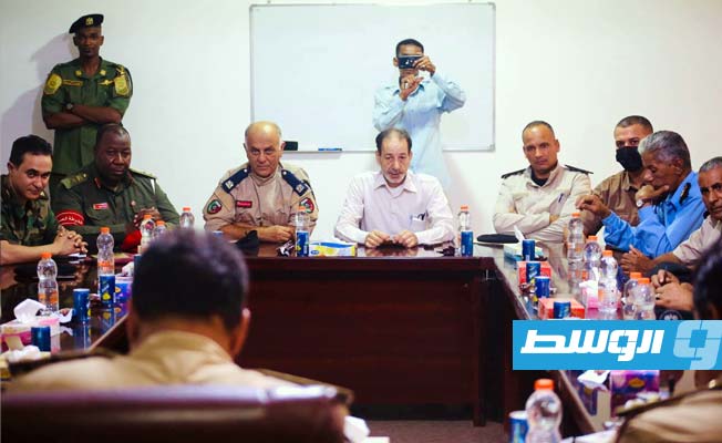 اجتماع آمر منطقة الخليج العسكرية التابع للقيادة العامة مع قادة الأجهزة الأمنية والعسكرية بالمنطقة. (مديرية أمن اجدابيا)